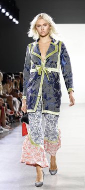 New York, ABD - 7 Eylül 2018: Bahar Studios, Manhattan Ny moda haftası sırasında Vivienne Hu ilkbahar/yaz 2019 toplama sunmak için bir model yürür pist