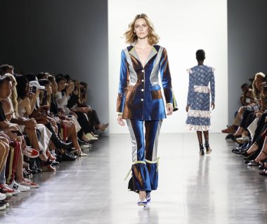 New York, ABD - 7 Eylül 2018: Bahar Studios, Manhattan Ny moda haftası sırasında Vivienne Hu ilkbahar/yaz 2019 toplama sunmak için bir model yürür pist