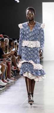 New York, ABD - 7 Eylül 2018: Bahar Studios, Manhattan Ny moda haftası sırasında Vivienne Hu ilkbahar/yaz 2019 toplama sunmak için bir model yürür pist