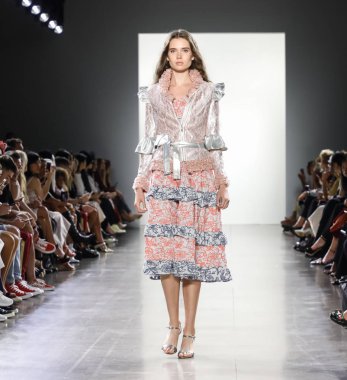 New York, ABD - 7 Eylül 2018: Bahar Studios, Manhattan Ny moda haftası sırasında Vivienne Hu ilkbahar/yaz 2019 toplama sunmak için bir model yürür pist