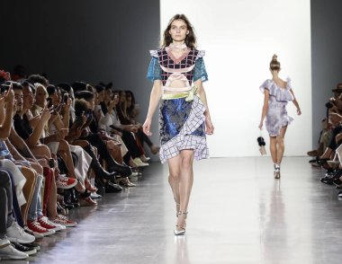 New York, ABD - 7 Eylül 2018: Bahar Studios, Manhattan Ny moda haftası sırasında Vivienne Hu ilkbahar/yaz 2019 toplama sunmak için bir model yürür pist