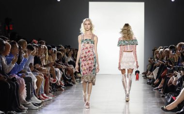 New York, ABD - 7 Eylül 2018: Bahar Studios, Manhattan Ny moda haftası sırasında Vivienne Hu ilkbahar/yaz 2019 toplama sunmak için bir model yürür pist