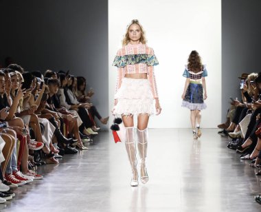 New York, ABD - 7 Eylül 2018: Bahar Studios, Manhattan Ny moda haftası sırasında Vivienne Hu ilkbahar/yaz 2019 toplama sunmak için bir model yürür pist