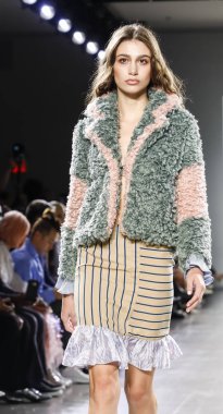 New York, ABD - 7 Eylül 2018: Bahar Studios, Manhattan Ny moda haftası sırasında Vivienne Hu ilkbahar/yaz 2019 toplama sunmak için bir model yürür pist