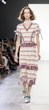 New York, ABD - 7 Eylül 2018: Bahar Studios, Manhattan Ny moda haftası sırasında Vivienne Hu ilkbahar/yaz 2019 toplama sunmak için bir model yürür pist