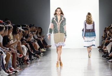 New York, ABD - 7 Eylül 2018: Bahar Studios, Manhattan Ny moda haftası sırasında Vivienne Hu ilkbahar/yaz 2019 toplama sunmak için bir model yürür pist