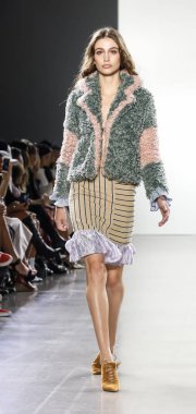 New York, ABD - 7 Eylül 2018: Bahar Studios, Manhattan Ny moda haftası sırasında Vivienne Hu ilkbahar/yaz 2019 toplama sunmak için bir model yürür pist