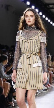 New York, ABD - 7 Eylül 2018: Bahar Studios, Manhattan Ny moda haftası sırasında Vivienne Hu ilkbahar/yaz 2019 toplama sunmak için bir model yürür pist