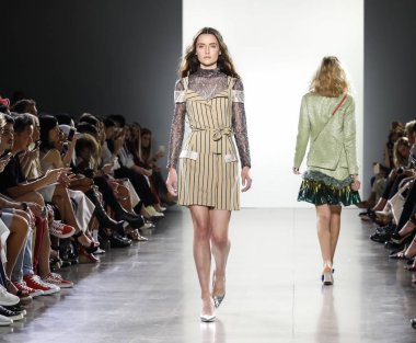 New York, ABD - 7 Eylül 2018: Bahar Studios, Manhattan Ny moda haftası sırasında Vivienne Hu ilkbahar/yaz 2019 toplama sunmak için bir model yürür pist