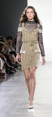 New York, ABD - 7 Eylül 2018: Bahar Studios, Manhattan Ny moda haftası sırasında Vivienne Hu ilkbahar/yaz 2019 toplama sunmak için bir model yürür pist