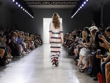 New York, Ny, Amerika Birleşik Devletleri - 7 Eylül 2018: Modelleri yürüyüş pist mevcut Vivienne Hu ilkbahar/yaz 2019 koleksiyonu bahar Studios, Manhattan Ny moda haftası için