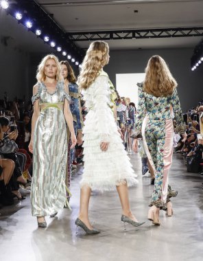 New York, Ny, Amerika Birleşik Devletleri - 7 Eylül 2018: Modelleri yürüyüş pist mevcut Vivienne Hu ilkbahar/yaz 2019 koleksiyonu bahar Studios, Manhattan Ny moda haftası için