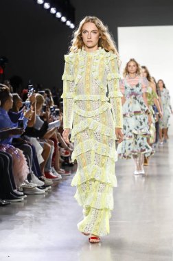 New York, Ny, Amerika Birleşik Devletleri - 7 Eylül 2018: Modelleri yürüyüş pist mevcut Vivienne Hu ilkbahar/yaz 2019 koleksiyonu bahar Studios, Manhattan Ny moda haftası için