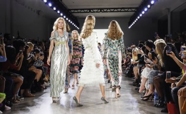 New York, Ny, Amerika Birleşik Devletleri - 7 Eylül 2018: Modelleri yürüyüş pist mevcut Vivienne Hu ilkbahar/yaz 2019 koleksiyonu bahar Studios, Manhattan Ny moda haftası için