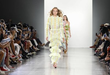 New York, Ny, Amerika Birleşik Devletleri - 7 Eylül 2018: Modelleri yürüyüş pist mevcut Vivienne Hu ilkbahar/yaz 2019 koleksiyonu bahar Studios, Manhattan Ny moda haftası için