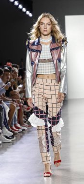 New York, ABD - 7 Eylül 2018: Bahar Studios, Manhattan Ny moda haftası sırasında Vivienne Hu ilkbahar/yaz 2019 toplama sunmak için bir model yürür pist