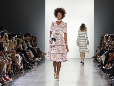 New York, ABD - 7 Eylül 2018: Bahar Studios, Manhattan Ny moda haftası sırasında Vivienne Hu ilkbahar/yaz 2019 toplama sunmak için bir model yürür pist