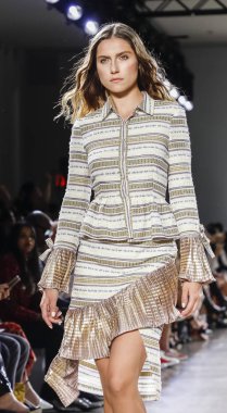 New York, ABD - 7 Eylül 2018: Bahar Studios, Manhattan Ny moda haftası sırasında Vivienne Hu ilkbahar/yaz 2019 toplama sunmak için bir model yürür pist