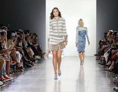 New York, ABD - 7 Eylül 2018: Bahar Studios, Manhattan Ny moda haftası sırasında Vivienne Hu ilkbahar/yaz 2019 toplama sunmak için bir model yürür pist