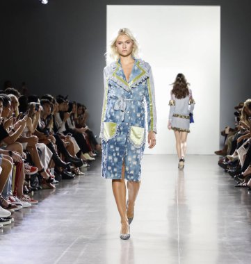 New York, ABD - 7 Eylül 2018: Bahar Studios, Manhattan Ny moda haftası sırasında Vivienne Hu ilkbahar/yaz 2019 toplama sunmak için bir model yürür pist