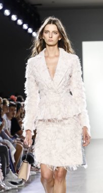 New York, ABD - 7 Eylül 2018: Bahar Studios, Manhattan Ny moda haftası sırasında Vivienne Hu ilkbahar/yaz 2019 toplama sunmak için bir model yürür pist