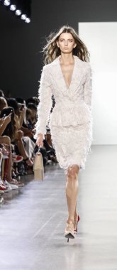 New York, ABD - 7 Eylül 2018: Bahar Studios, Manhattan Ny moda haftası sırasında Vivienne Hu ilkbahar/yaz 2019 toplama sunmak için bir model yürür pist