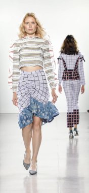 New York, ABD - 7 Eylül 2018: Bahar Studios, Manhattan Ny moda haftası sırasında Vivienne Hu ilkbahar/yaz 2019 toplama sunmak için bir model yürür pist