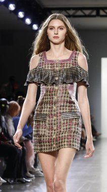 New York, ABD - 7 Eylül 2018: Bahar Studios, Manhattan Ny moda haftası sırasında Vivienne Hu ilkbahar/yaz 2019 toplama sunmak için bir model yürür pist