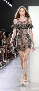 New York, ABD - 7 Eylül 2018: Bahar Studios, Manhattan Ny moda haftası sırasında Vivienne Hu ilkbahar/yaz 2019 toplama sunmak için bir model yürür pist