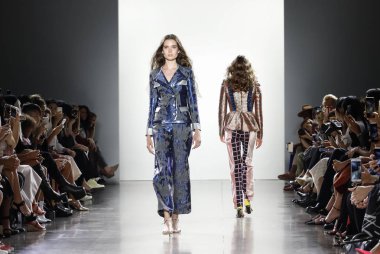 New York, ABD - 7 Eylül 2018: Bahar Studios, Manhattan Ny moda haftası sırasında Vivienne Hu ilkbahar/yaz 2019 toplama sunmak için bir model yürür pist