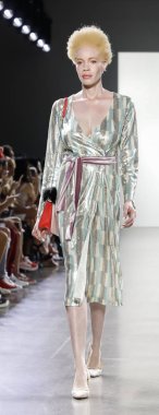 New York, ABD - 7 Eylül 2018: Bahar Studios, Manhattan Ny moda haftası sırasında Vivienne Hu ilkbahar/yaz 2019 toplama sunmak için bir model yürür pist