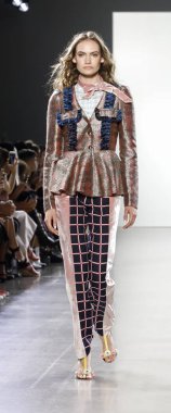 New York, ABD - 7 Eylül 2018: Bahar Studios, Manhattan Ny moda haftası sırasında Vivienne Hu ilkbahar/yaz 2019 toplama sunmak için bir model yürür pist