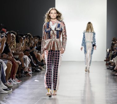 New York, ABD - 7 Eylül 2018: Bahar Studios, Manhattan Ny moda haftası sırasında Vivienne Hu ilkbahar/yaz 2019 toplama sunmak için bir model yürür pist