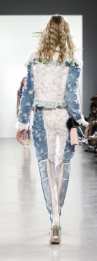 New York, ABD - 7 Eylül 2018: Bahar Studios, Manhattan Ny moda haftası sırasında Vivienne Hu ilkbahar/yaz 2019 toplama sunmak için bir model yürür pist