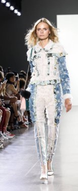 New York, ABD - 7 Eylül 2018: Bahar Studios, Manhattan Ny moda haftası sırasında Vivienne Hu ilkbahar/yaz 2019 toplama sunmak için bir model yürür pist