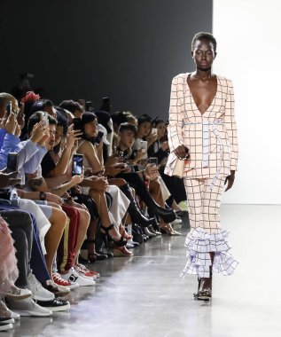 New York, ABD - 7 Eylül 2018: Bahar Studios, Manhattan Ny moda haftası sırasında Vivienne Hu ilkbahar/yaz 2019 toplama sunmak için bir model yürür pist