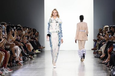 New York, ABD - 7 Eylül 2018: Bahar Studios, Manhattan Ny moda haftası sırasında Vivienne Hu ilkbahar/yaz 2019 toplama sunmak için bir model yürür pist