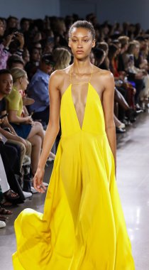 New York, ABD - 7 Eylül 2018: Michelle Smith ilkbahar/yaz 2019 koleksiyonu bahar Studios, Manhattan, New York moda haftasında Milly sunmak için bir model yürür pist