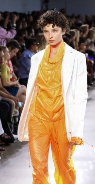 New York, ABD - 7 Eylül 2018: Michelle Smith ilkbahar/yaz 2019 koleksiyonu bahar Studios, Manhattan, New York moda haftasında Milly sunmak için bir model yürür pist