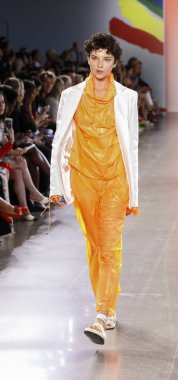 New York, ABD - 7 Eylül 2018: Michelle Smith ilkbahar/yaz 2019 koleksiyonu bahar Studios, Manhattan, New York moda haftasında Milly sunmak için bir model yürür pist