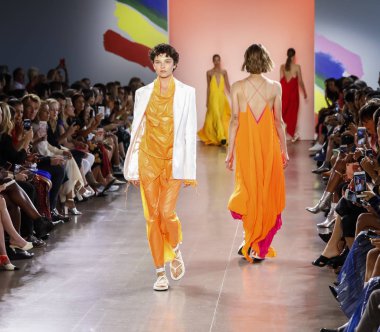 New York, ABD - 7 Eylül 2018: Michelle Smith ilkbahar/yaz 2019 koleksiyonu bahar Studios, Manhattan, New York moda haftasında Milly sunmak için bir model yürür pist
