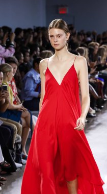 New York, ABD - 7 Eylül 2018: Michelle Smith ilkbahar/yaz 2019 koleksiyonu bahar Studios, Manhattan, New York moda haftasında Milly sunmak için bir model yürür pist