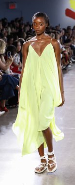 New York, ABD - 7 Eylül 2018: Michelle Smith ilkbahar/yaz 2019 koleksiyonu bahar Studios, Manhattan, New York moda haftasında Milly sunmak için bir model yürür pist