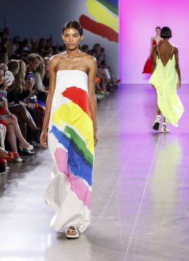 New York, ABD - 7 Eylül 2018: Michelle Smith ilkbahar/yaz 2019 koleksiyonu bahar Studios, Manhattan, New York moda haftasında Milly sunmak için bir model yürür pist