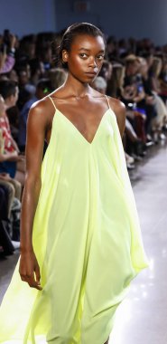 New York, ABD - 7 Eylül 2018: Michelle Smith ilkbahar/yaz 2019 koleksiyonu bahar Studios, Manhattan, New York moda haftasında Milly sunmak için bir model yürür pist