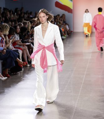 New York, ABD - 7 Eylül 2018: Michelle Smith ilkbahar/yaz 2019 koleksiyonu bahar Studios, Manhattan, New York moda haftasında Milly sunmak için bir model yürür pist