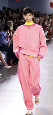 New York, ABD - 7 Eylül 2018: Michelle Smith ilkbahar/yaz 2019 koleksiyonu bahar Studios, Manhattan, New York moda haftasında Milly sunmak için bir model yürür pist