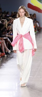 New York, ABD - 7 Eylül 2018: Michelle Smith ilkbahar/yaz 2019 koleksiyonu bahar Studios, Manhattan, New York moda haftasında Milly sunmak için bir model yürür pist