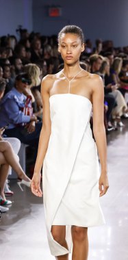 New York, ABD - 7 Eylül 2018: Michelle Smith ilkbahar/yaz 2019 koleksiyonu bahar Studios, Manhattan, New York moda haftasında Milly sunmak için bir model yürür pist