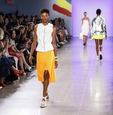 New York, ABD - 7 Eylül 2018: Michelle Smith ilkbahar/yaz 2019 koleksiyonu bahar Studios, Manhattan, New York moda haftasında Milly sunmak için bir model yürür pist